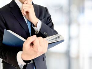 見積もり・提案を吟味するビジネスマン