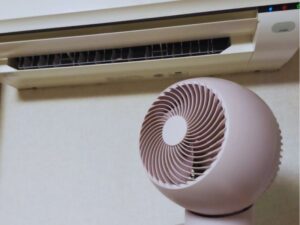 室内を涼しくするエアコンと扇風機