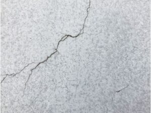 白い外壁の構造クラック