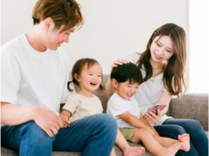 若い夫婦と小さな子供たち