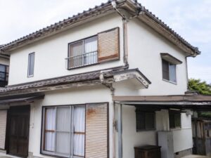 付帯の劣化が目立つ住宅