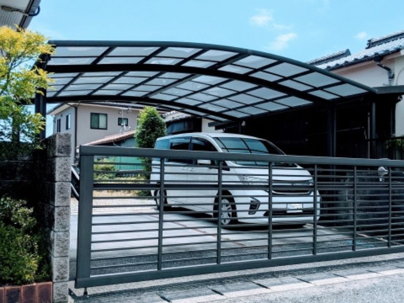 外壁塗装中に車の出し入れはできる？工事中の移動と養生の確認ポイント